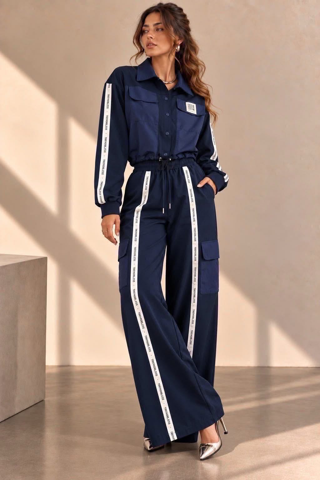 Conjunto azul marino con cintas blancas y pantalón cargo