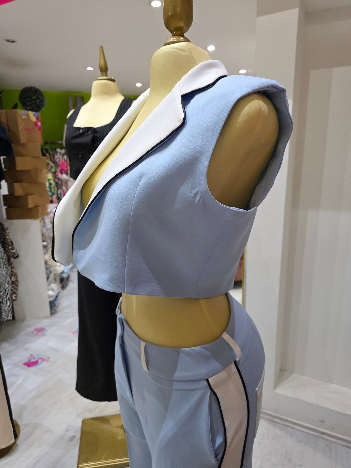 Baby Blue conjunto detalles negro y blanco