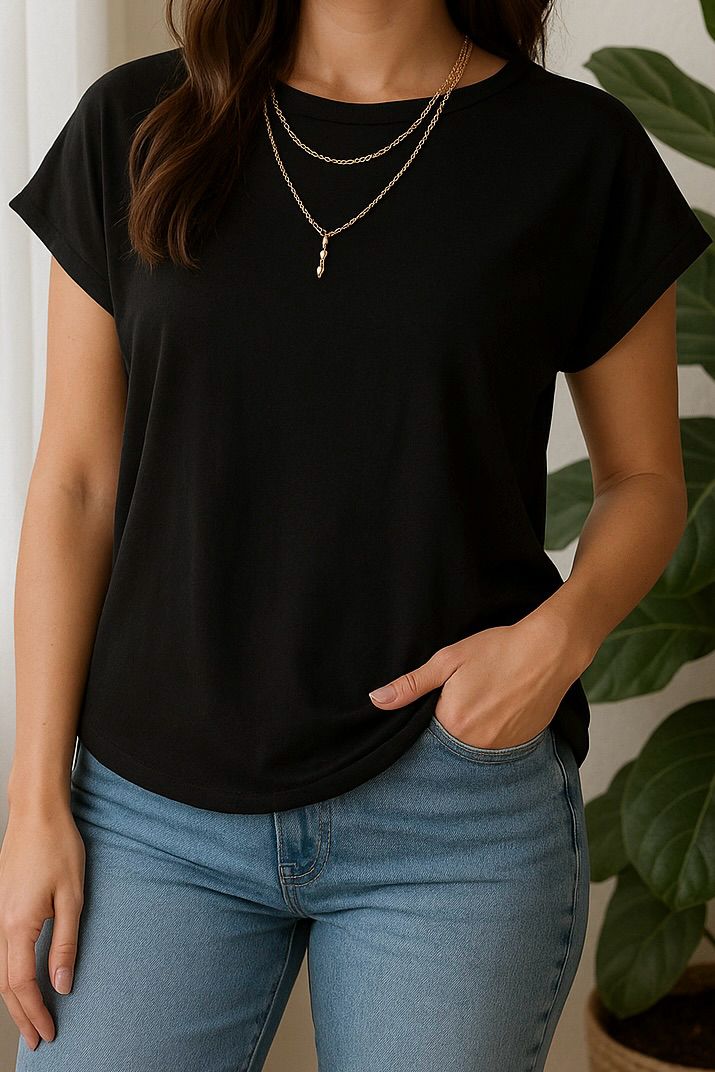 Blusa negra básica con cadenas incrustadas