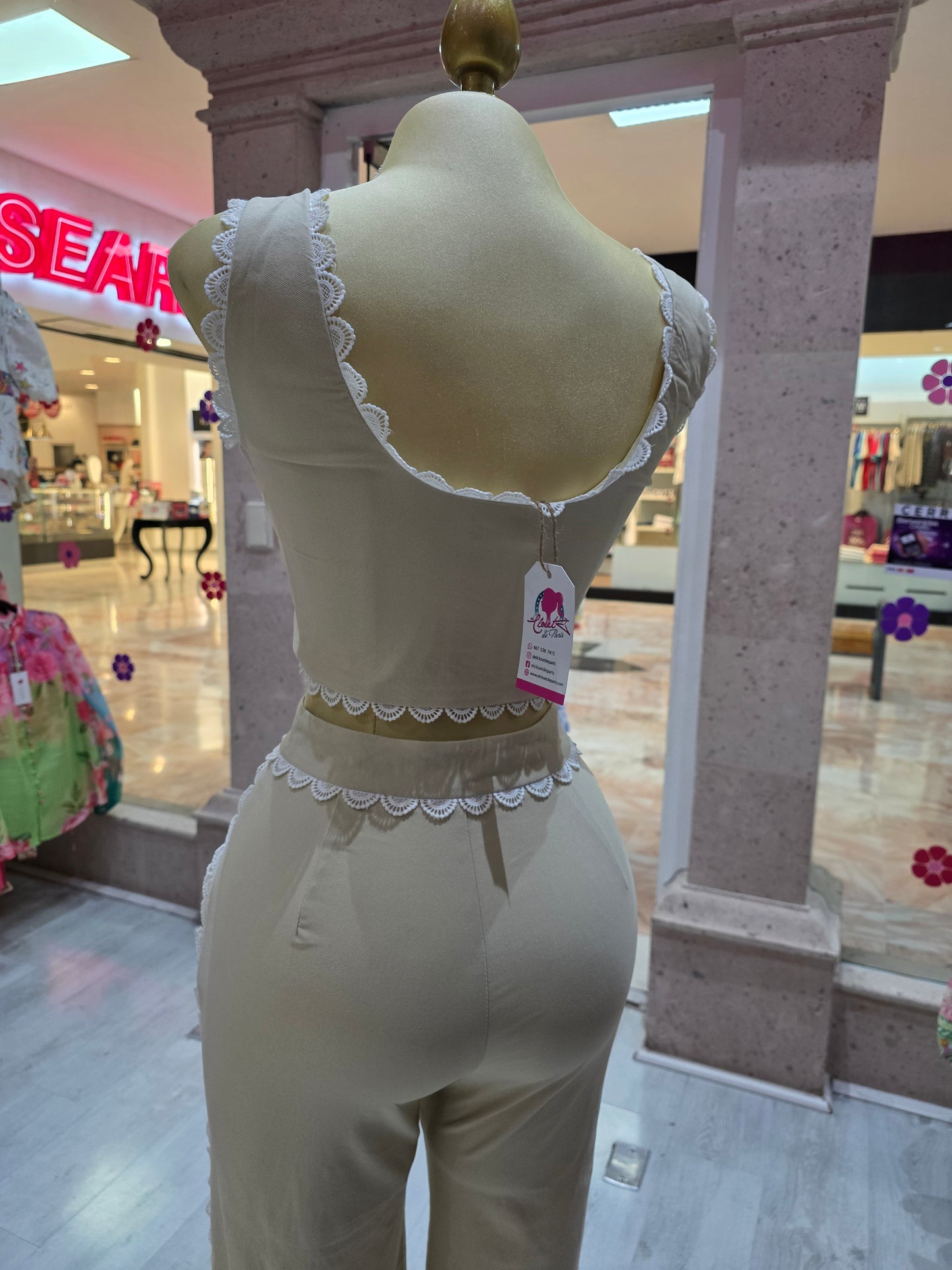 Conjunto de dos piezas color crema con encaje blanco