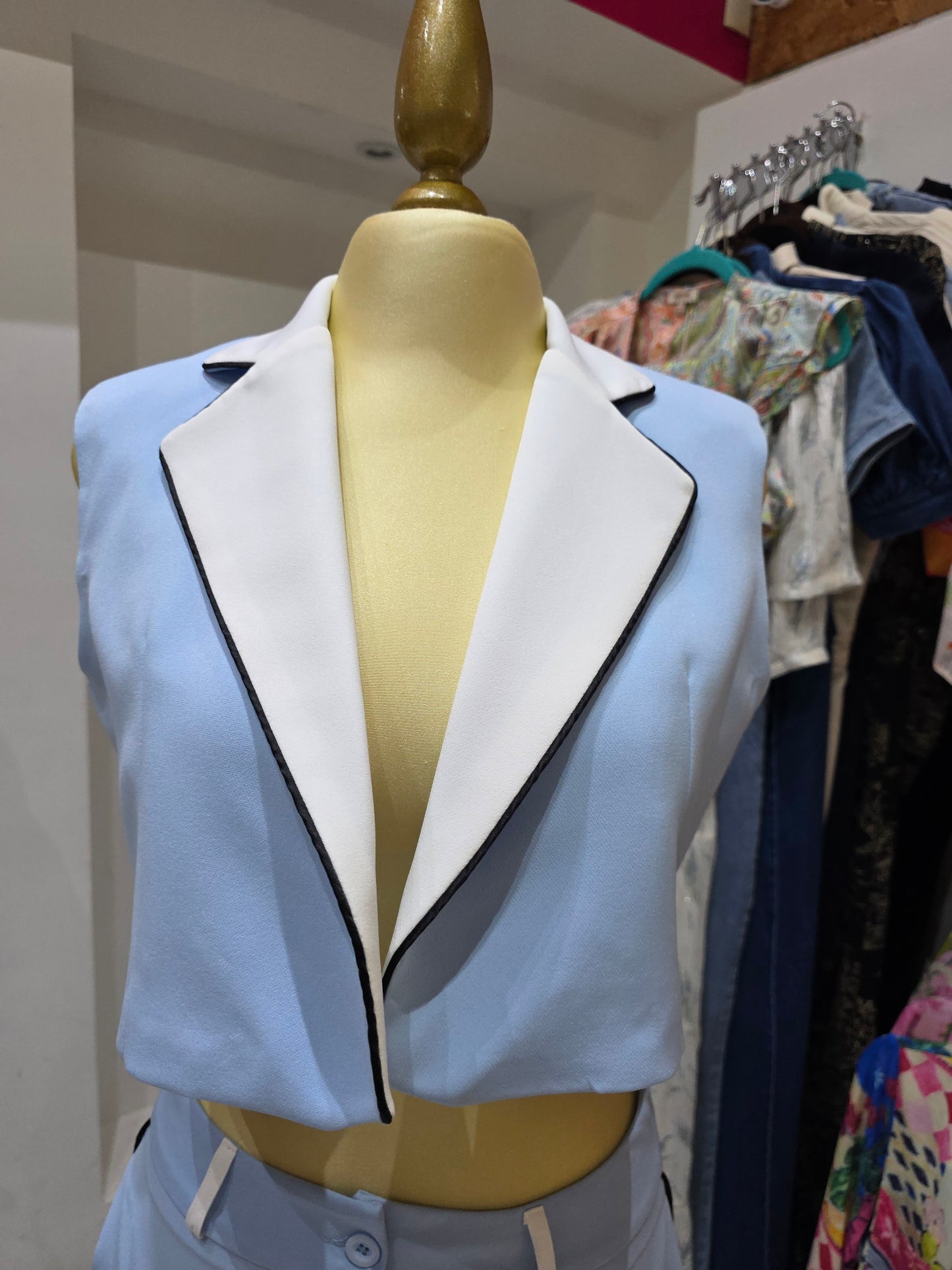 Baby Blue conjunto detalles negro y blanco