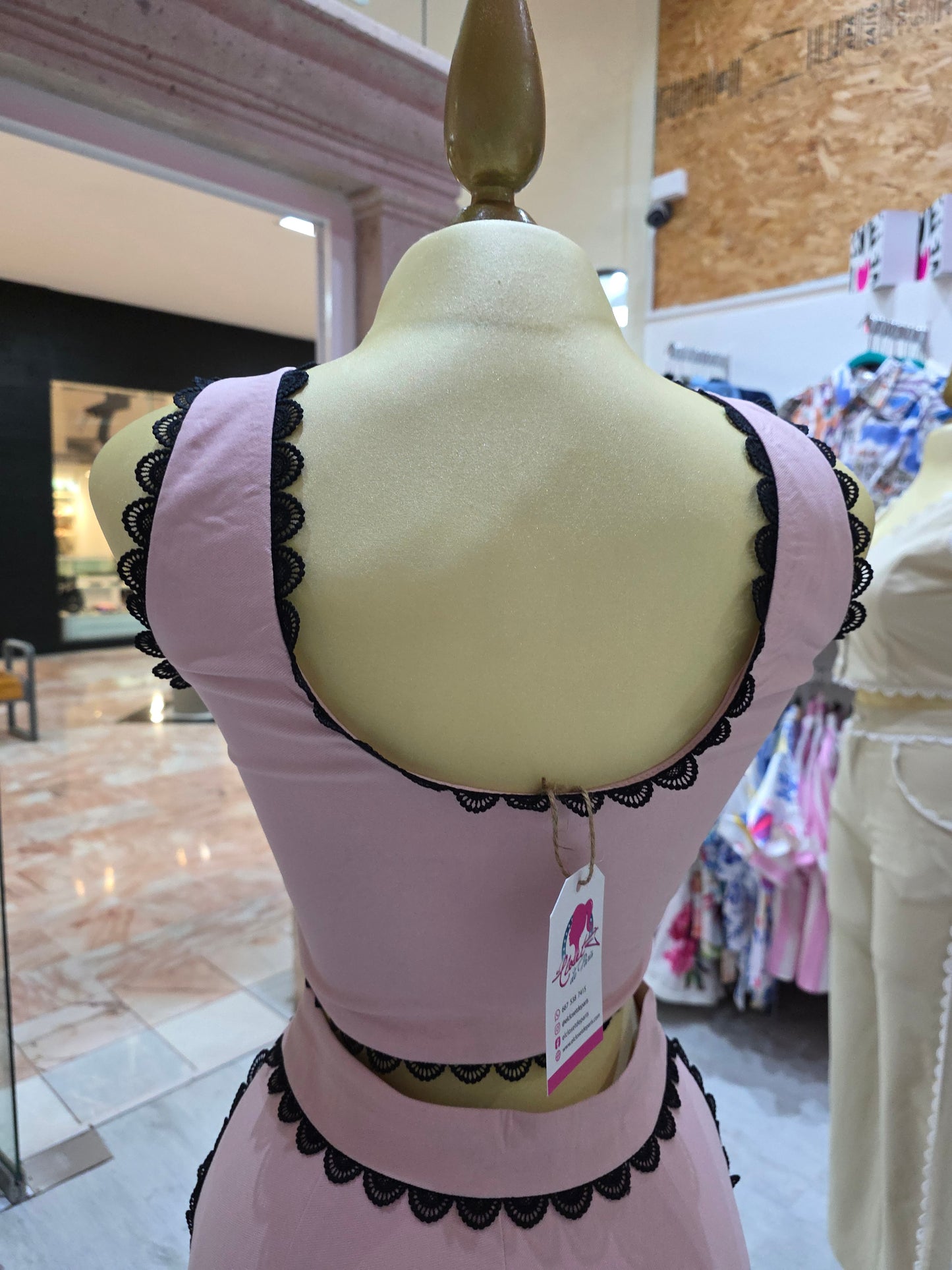 Conjunto rosa con vistas negras