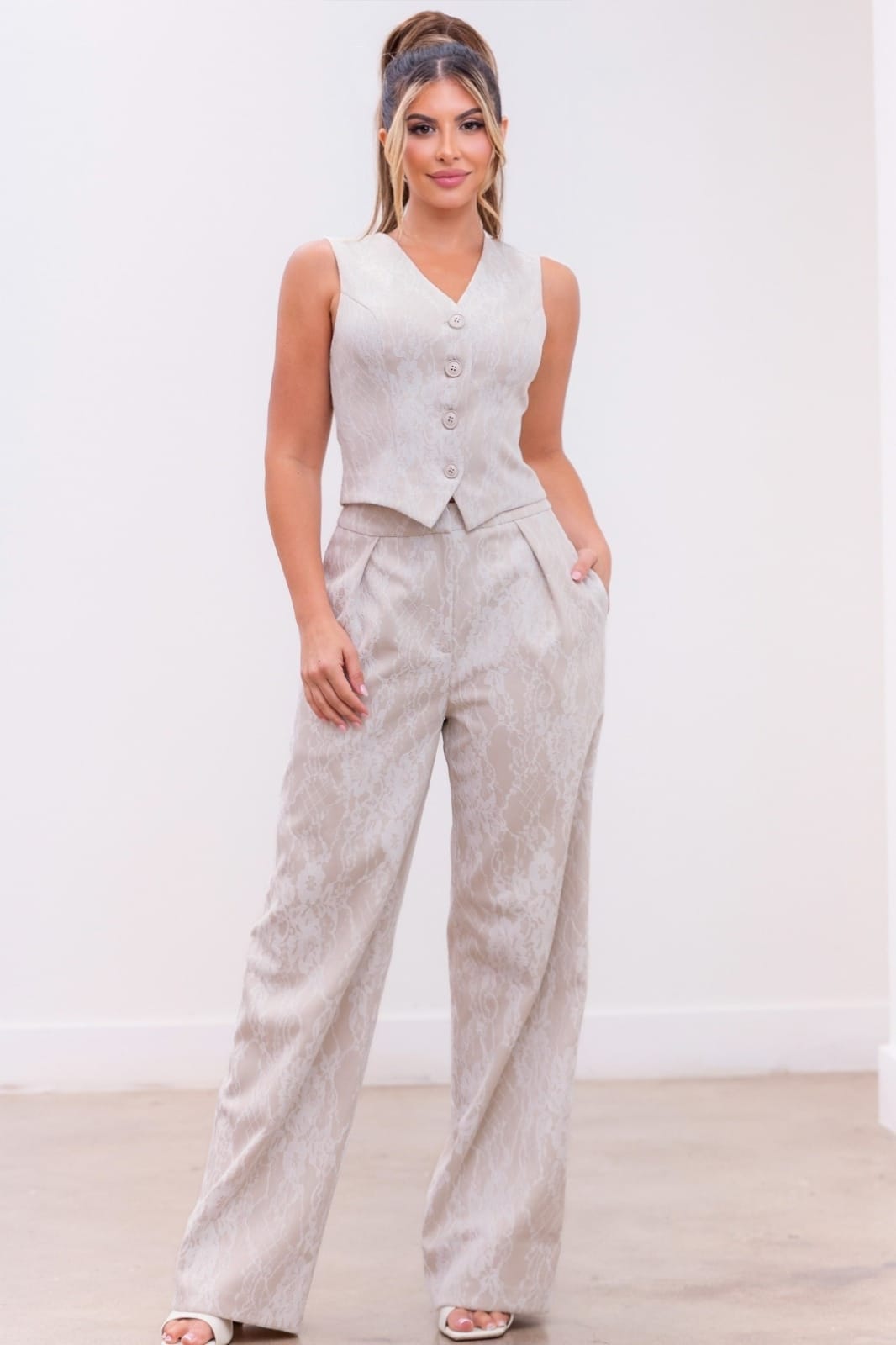 Conjunto de chaleco y pantalón con encaje