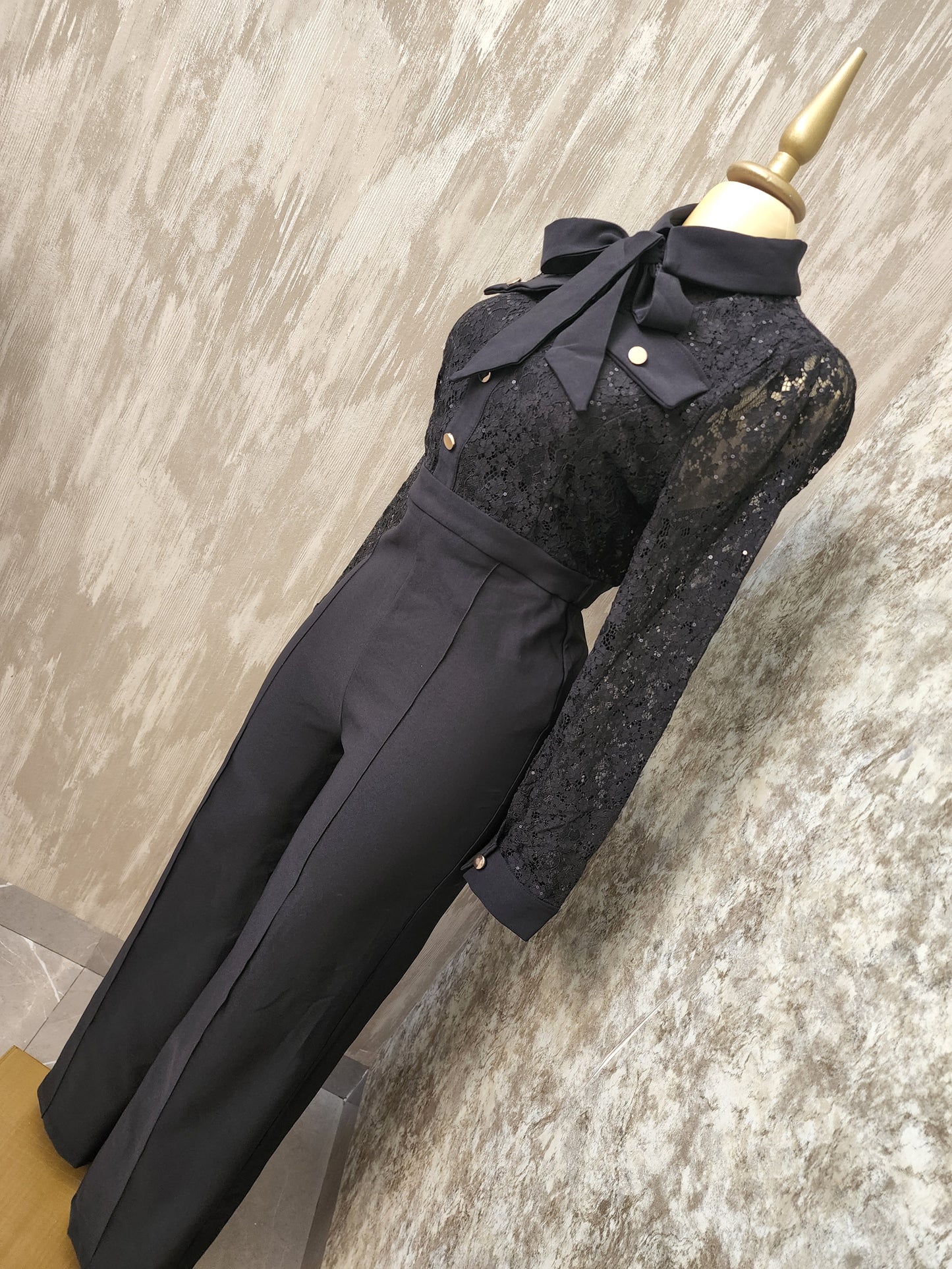 Jumsuit negro con botones dorados