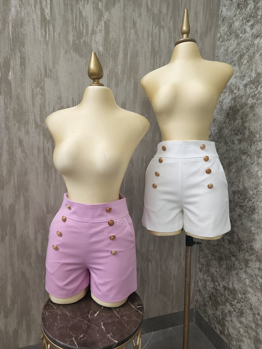 Short con botones dorados