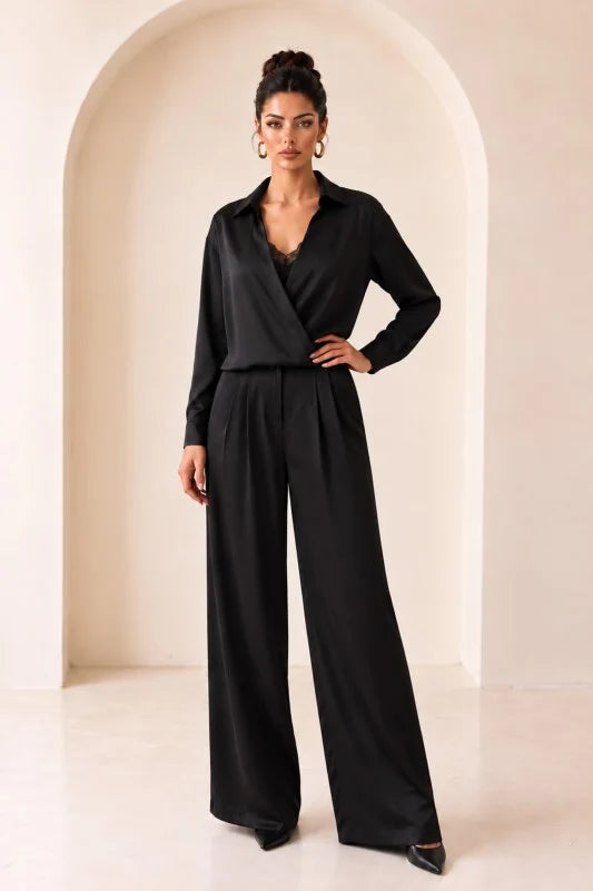 Conjunto satinado negro con blusa cruzada y pantalón amplio