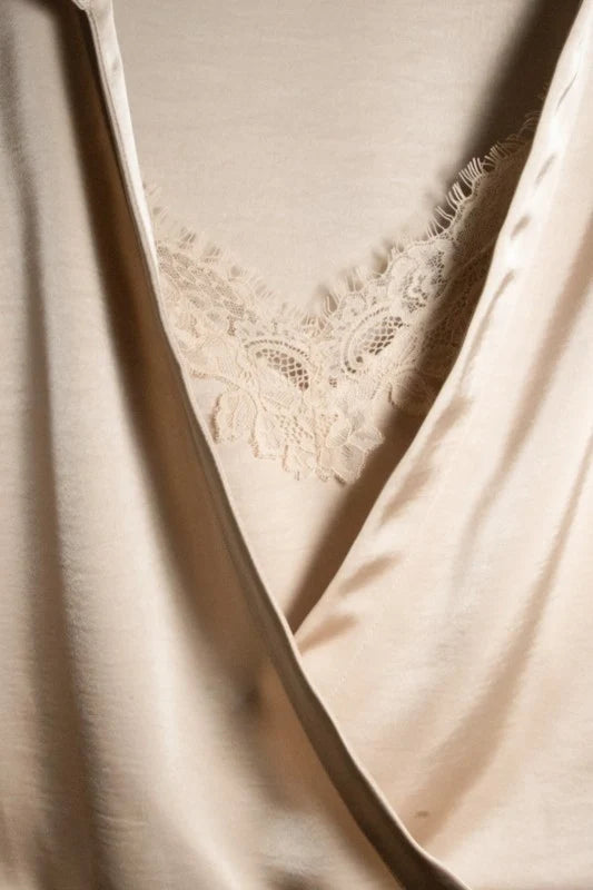 Conjunto satinado champán con blusa cruzada y pantalón amplio