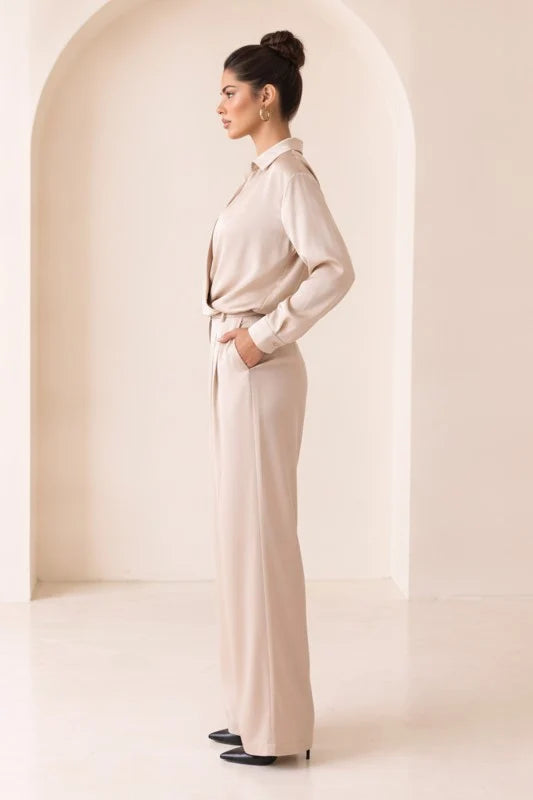 Conjunto satinado champán con blusa cruzada y pantalón amplio