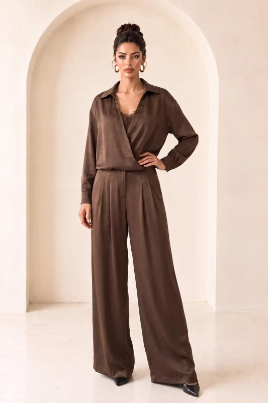 Conjunto satinado marrón con blusa cruzada y pantalón amplio