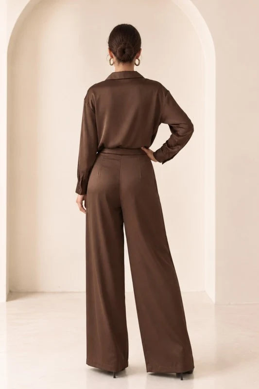 Conjunto satinado marrón con blusa cruzada y pantalón amplio