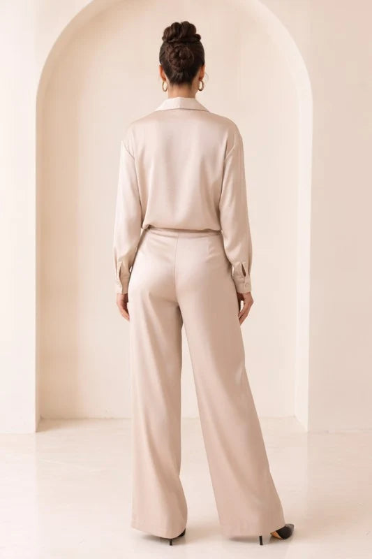 Conjunto satinado champán con blusa cruzada y pantalón amplio
