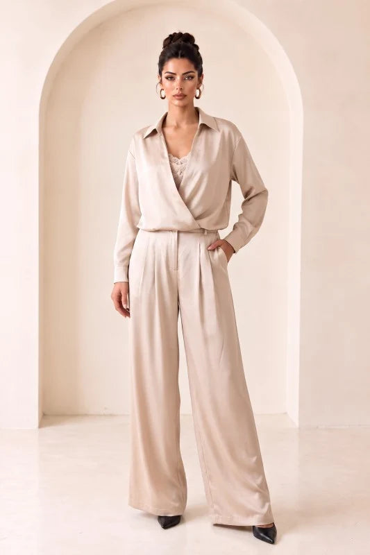Conjunto satinado champán con blusa cruzada y pantalón amplio
