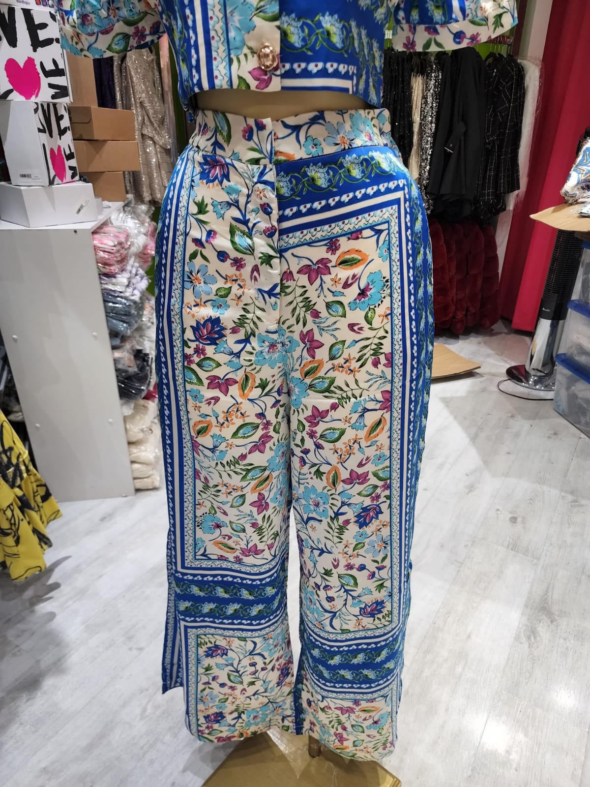 Conjunto de pantalón y top corto floral de satén