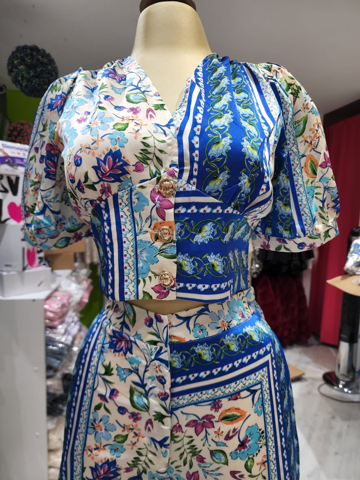 Conjunto de pantalón y top corto floral de satén