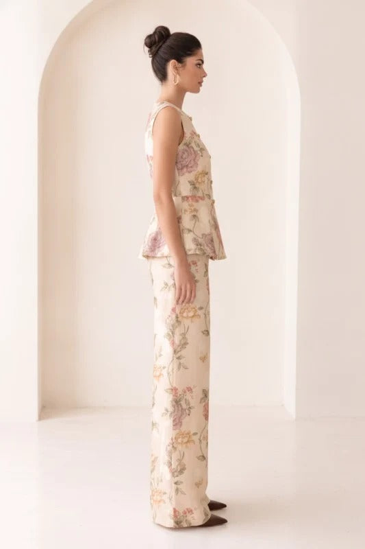 Conjunto floral con top peplum y pantalón amplio