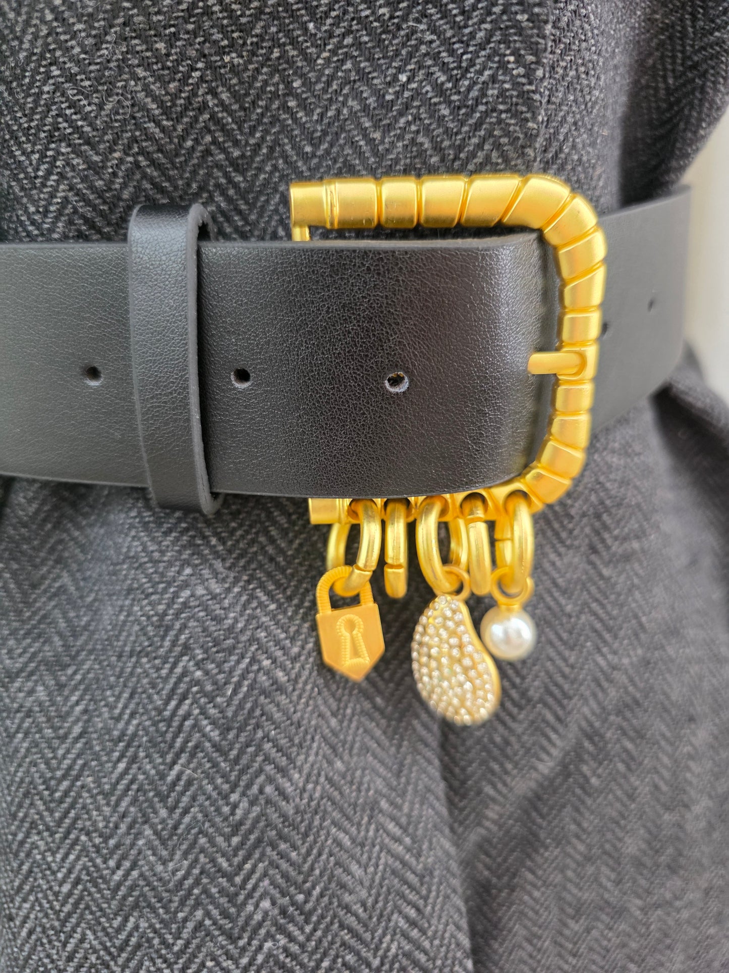 Conjunto dos piezas cinto acabados en piel