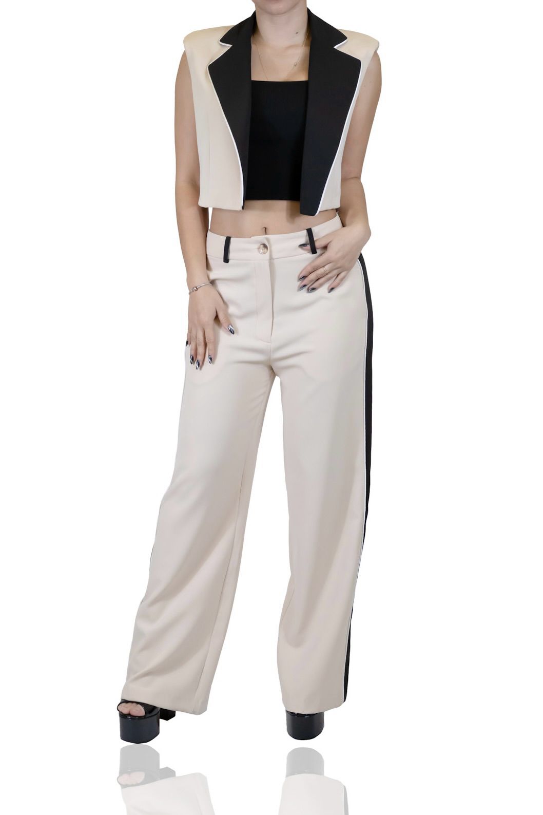 Conjunto beige con detalles negros