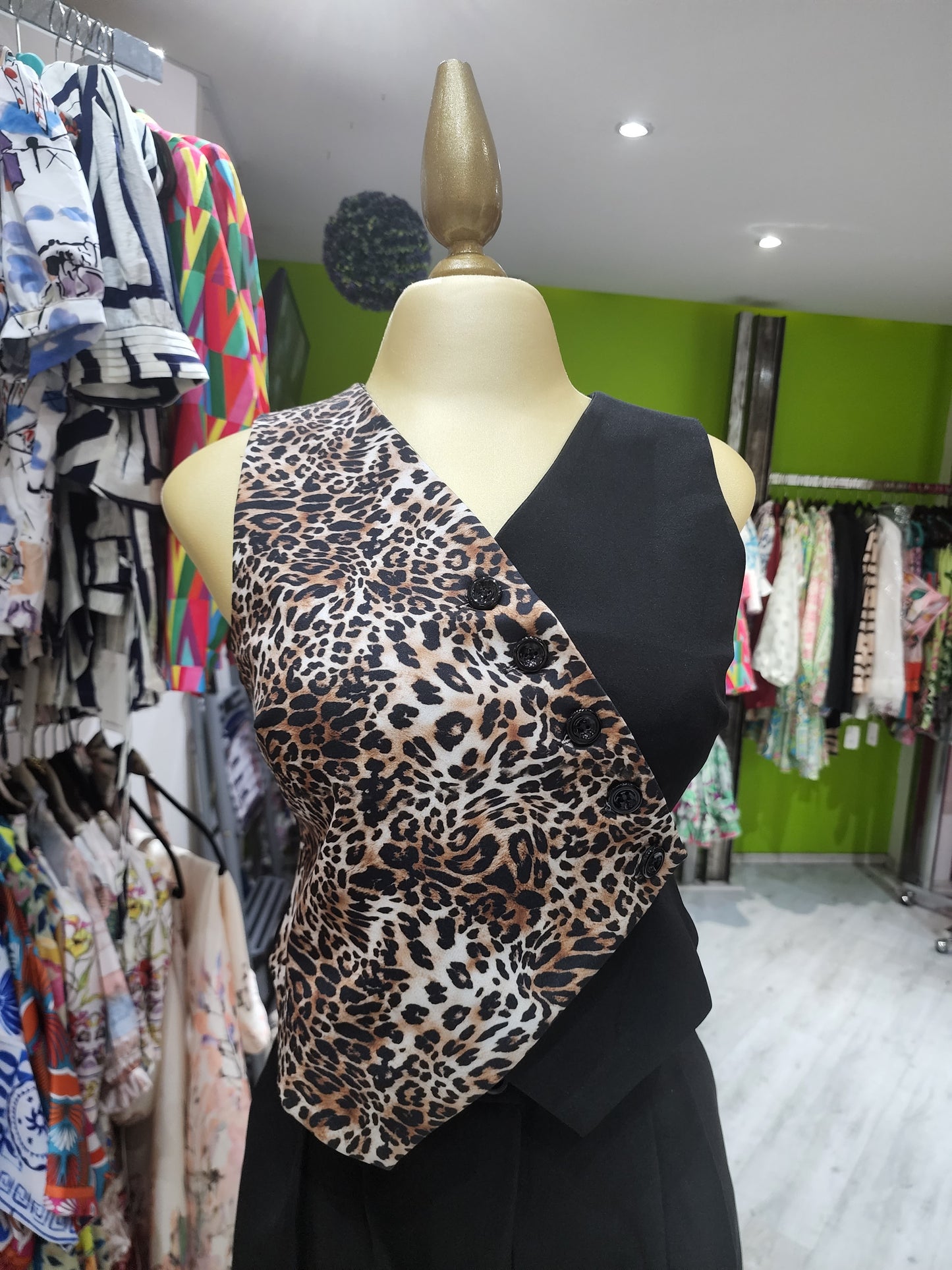 Conjunto 2 piezas chaleco y pantalón leopardo