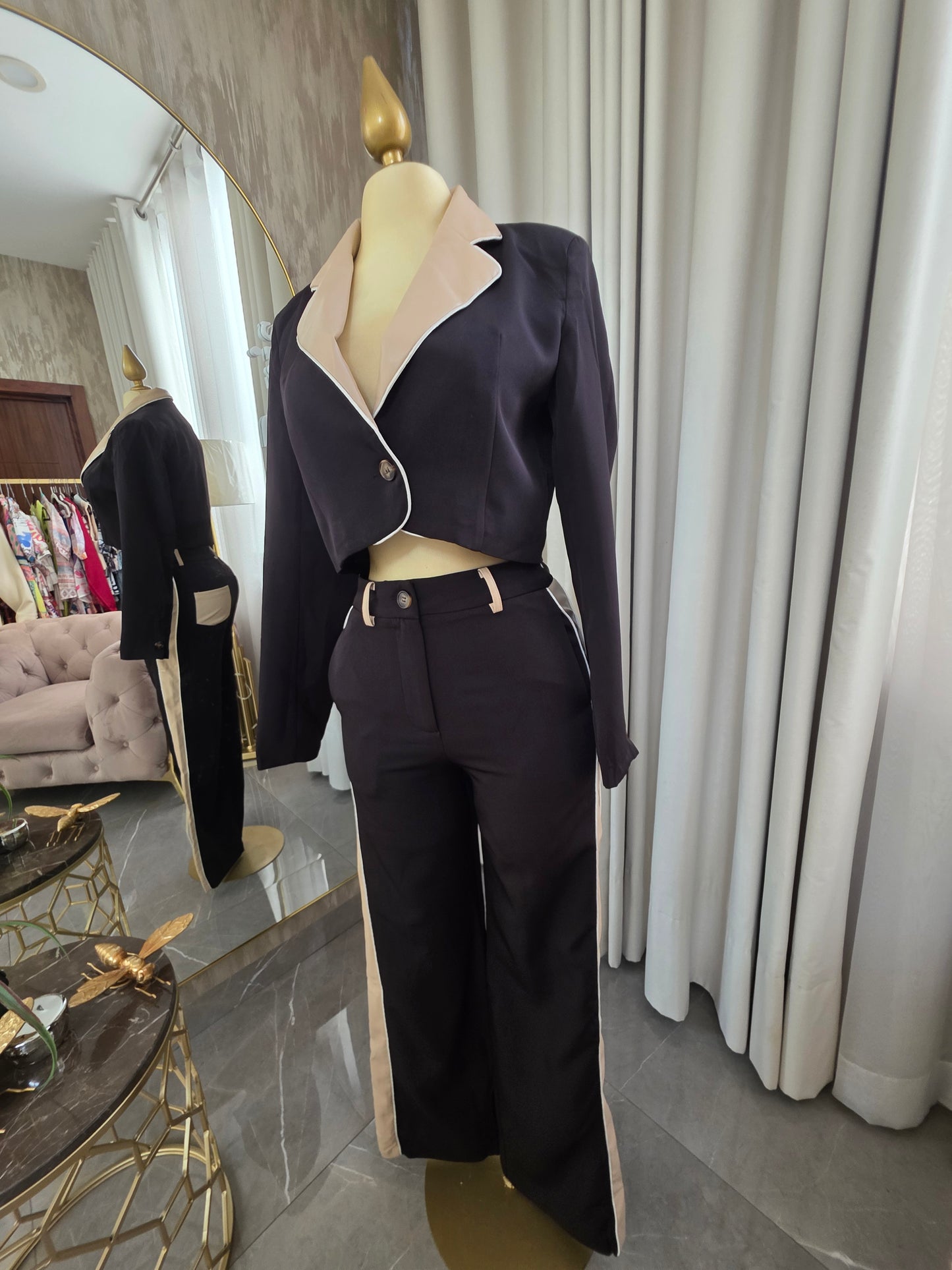 Conjunto negro con detalles beige saco sastre corto