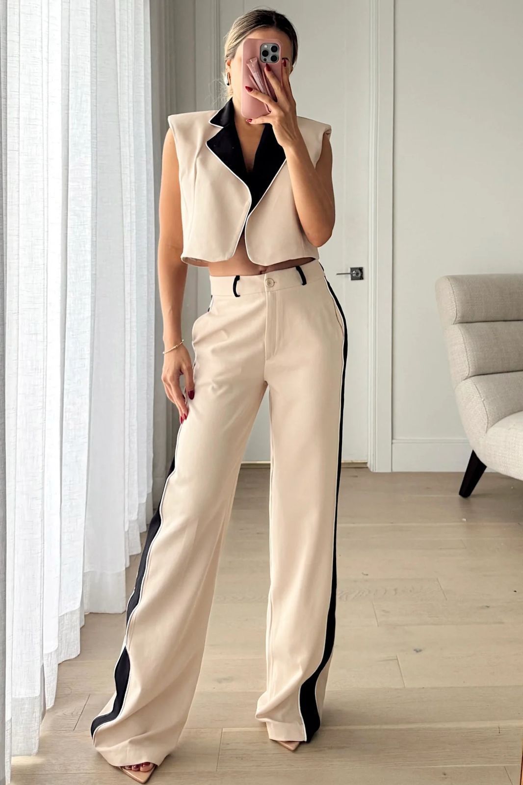 Conjunto beige con detalles negros