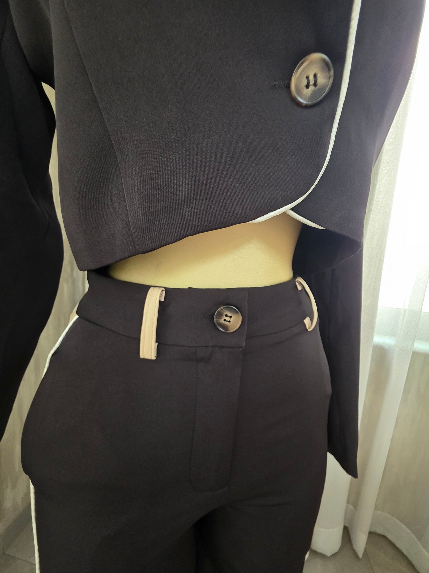 Conjunto negro con detalles beige saco sastre corto