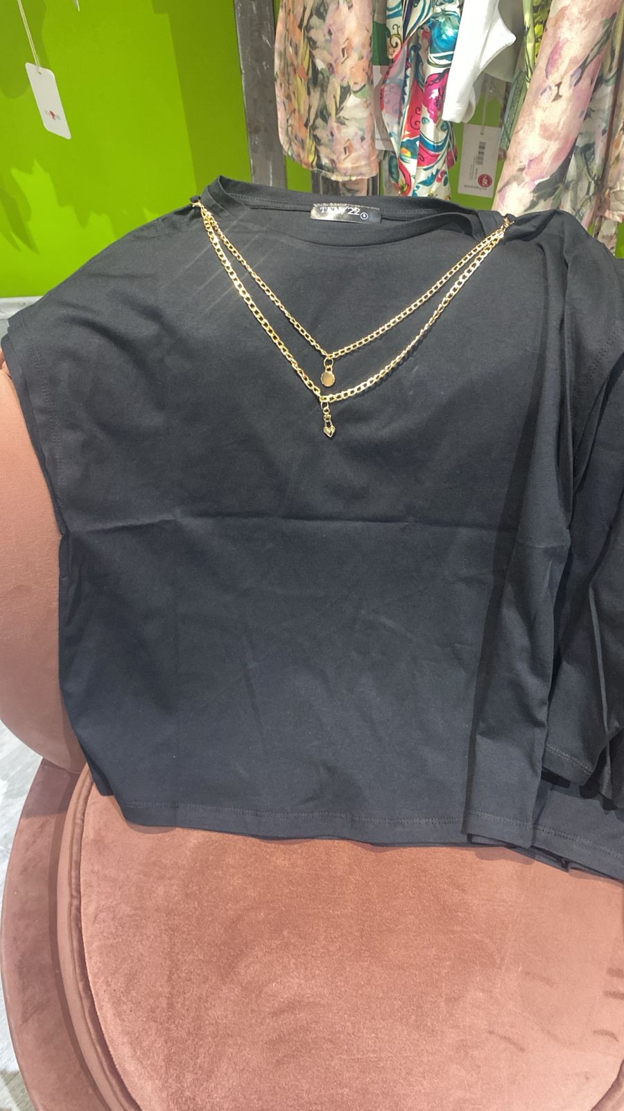 Blusa negra básica con cadenas incrustadas