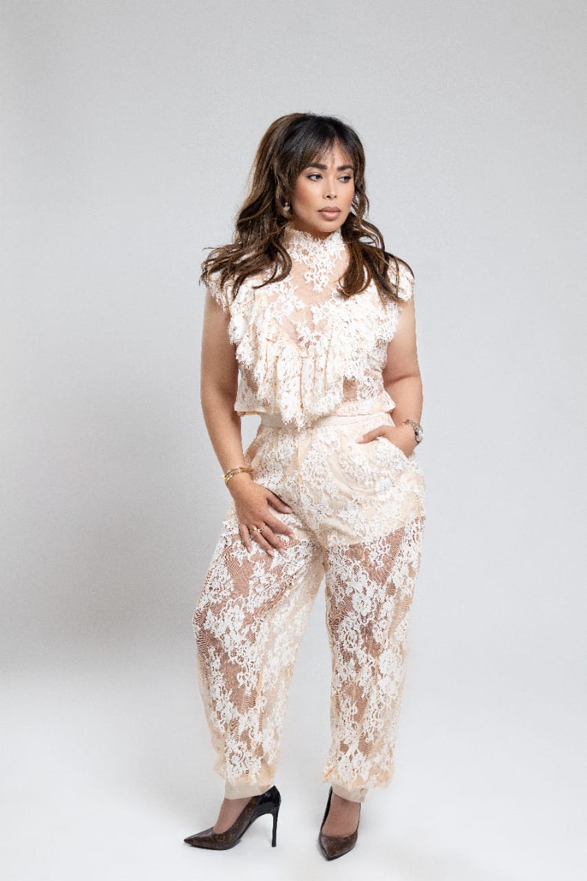 Conjunto beige encaje moño en la espalda