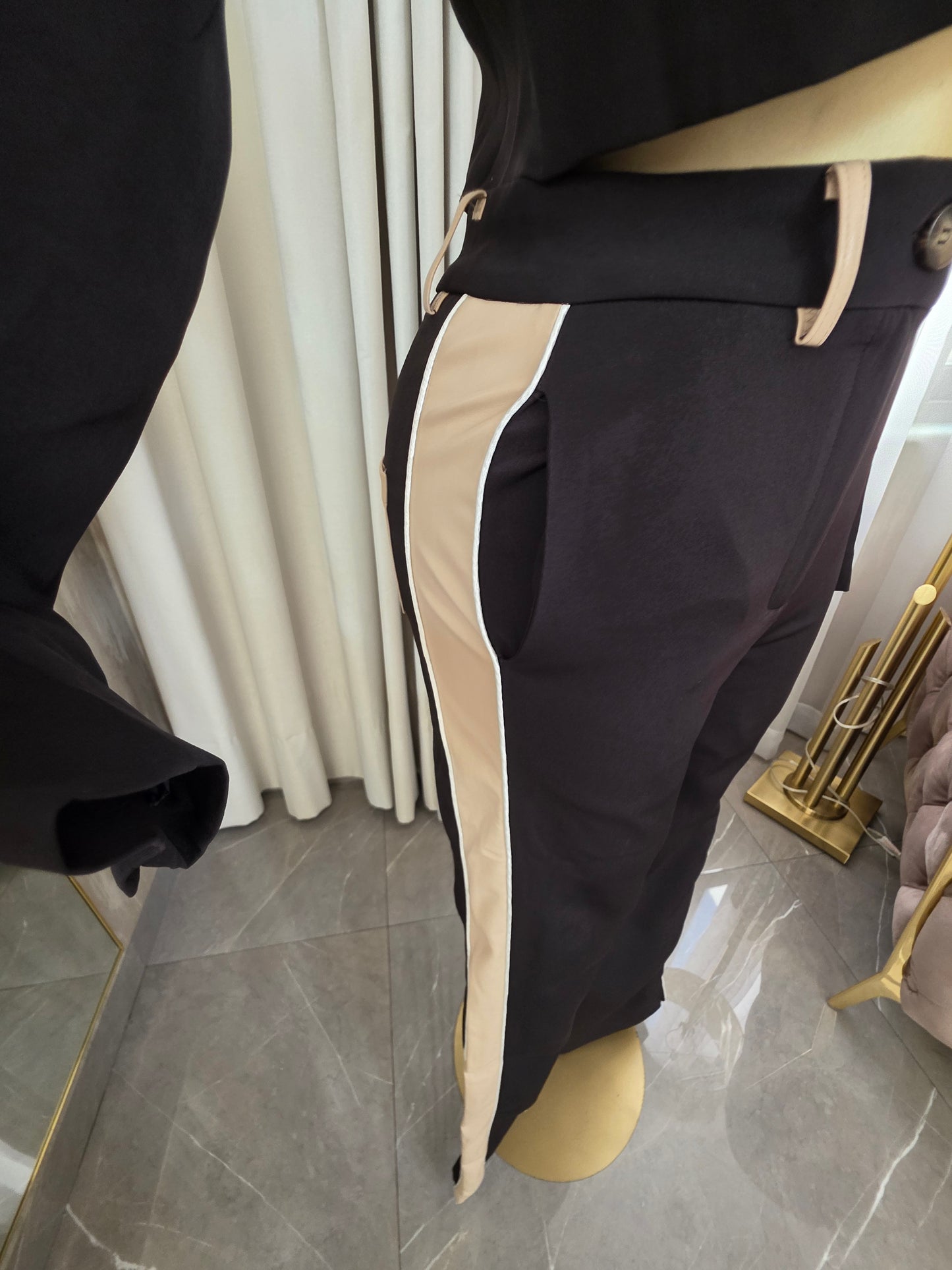 Conjunto negro con detalles beige saco sastre corto