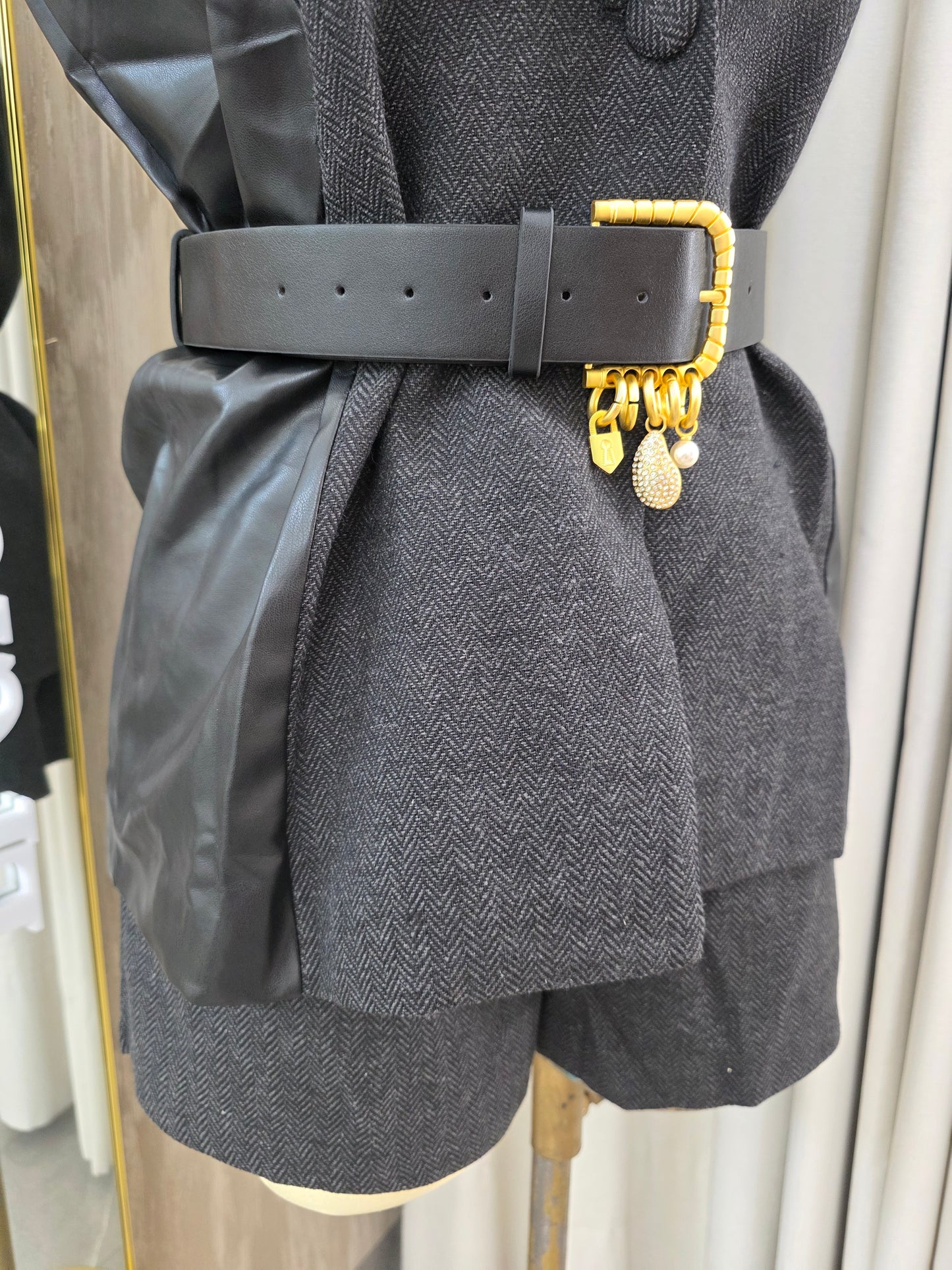 Conjunto dos piezas cinto acabados en piel