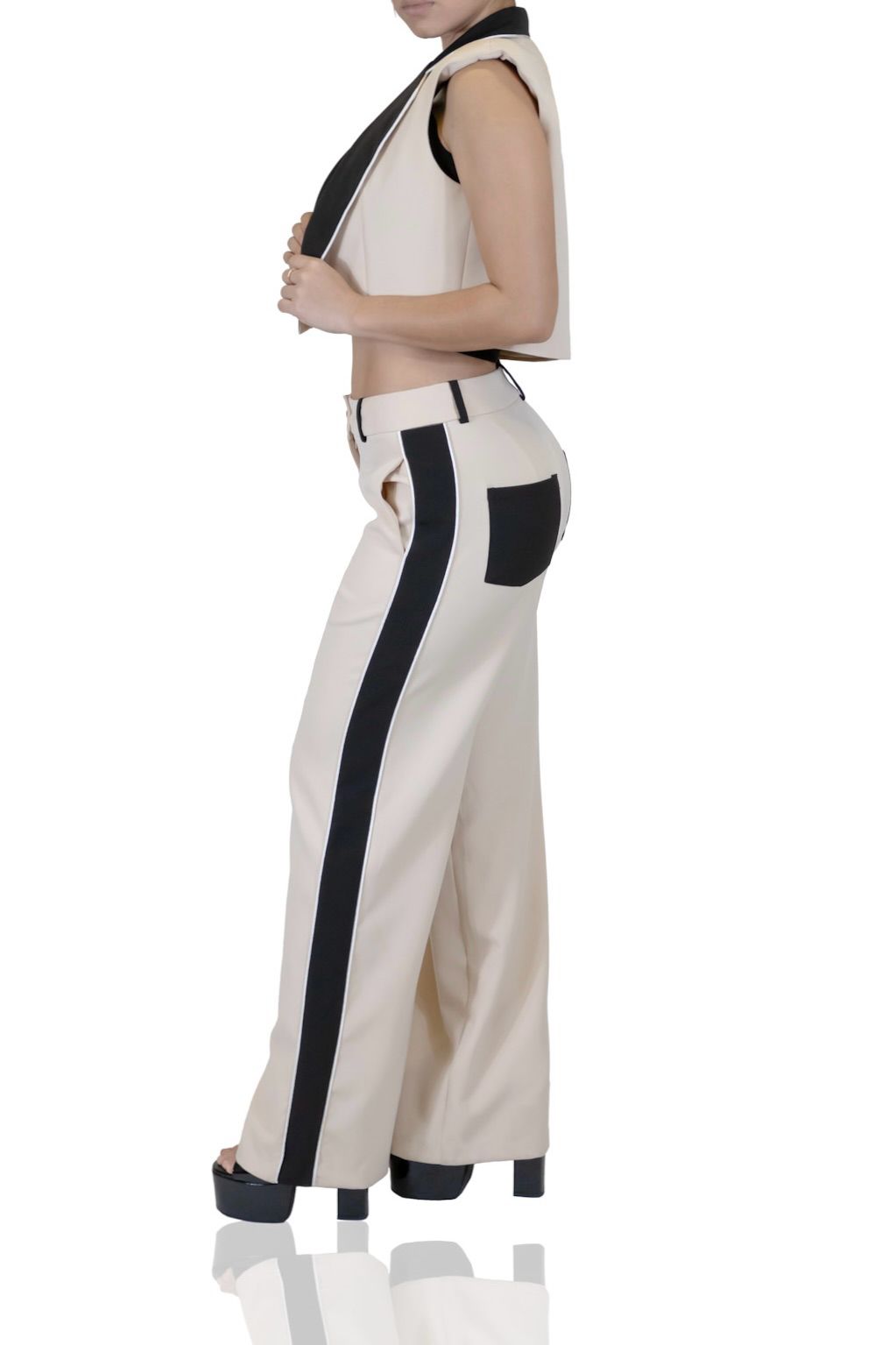 Conjunto beige con detalles negros
