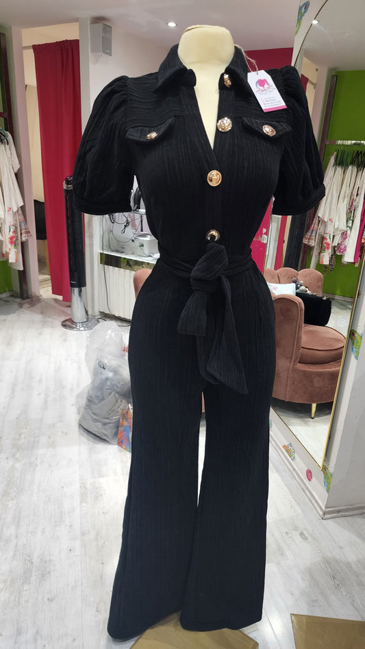 Jumpsuit negro con botones dorados