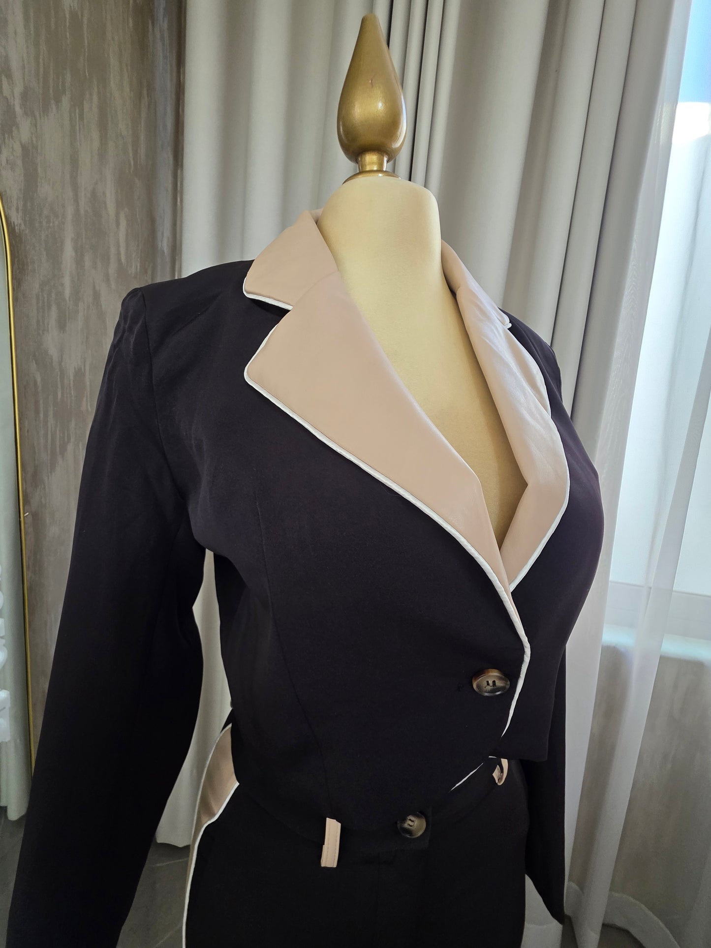 Conjunto negro con detalles beige saco sastre corto