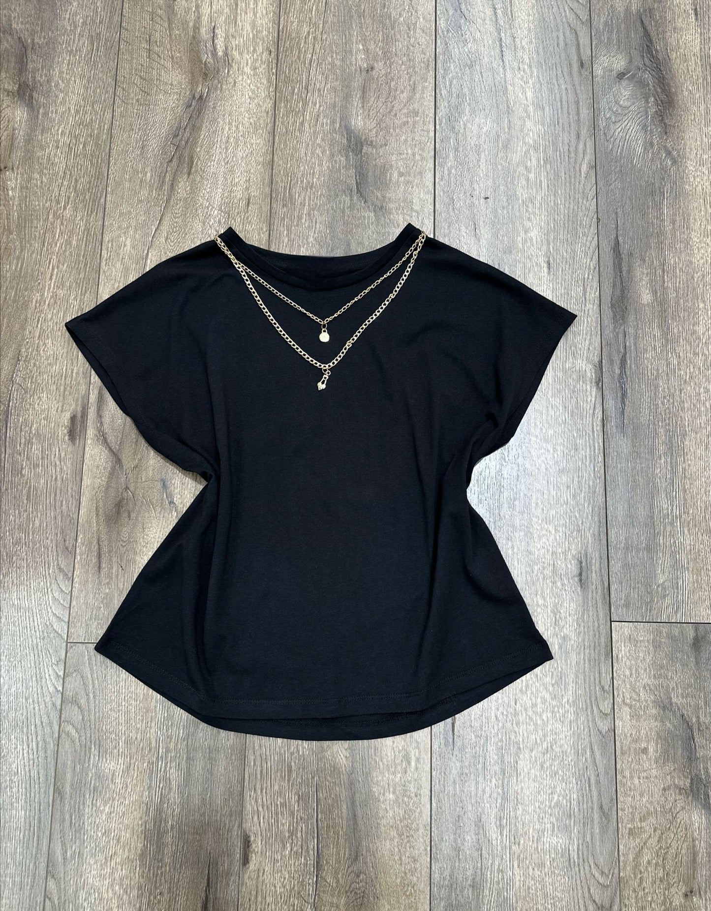 Blusa negra básica con cadenas incrustadas