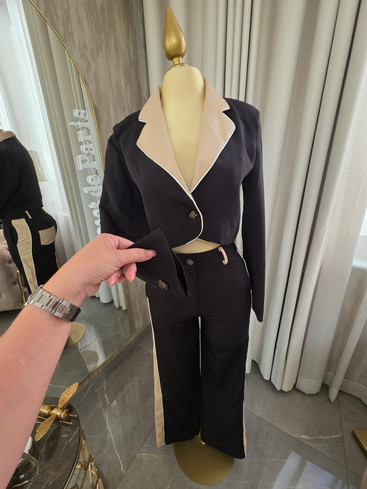 Conjunto negro con detalles beige saco sastre corto