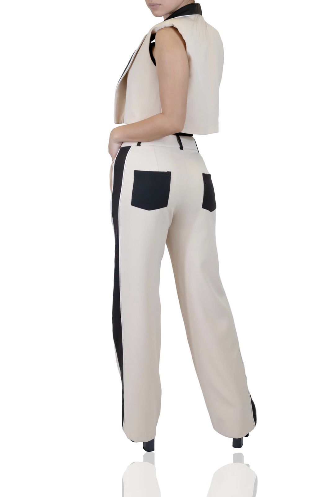 Conjunto beige con detalles negros