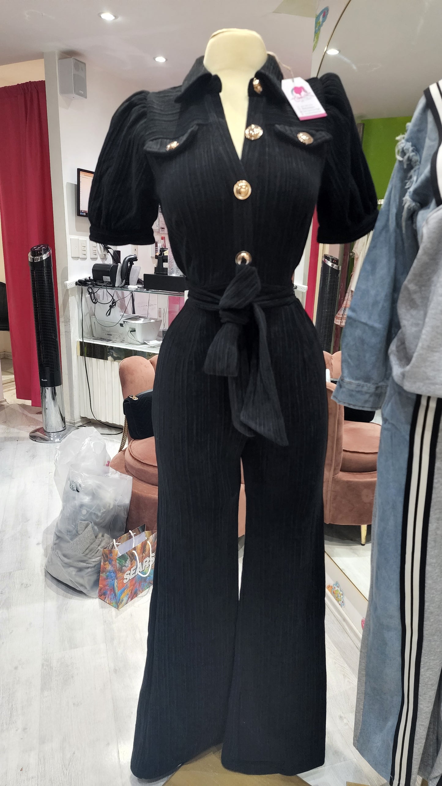 Jumpsuit negro con botones dorados