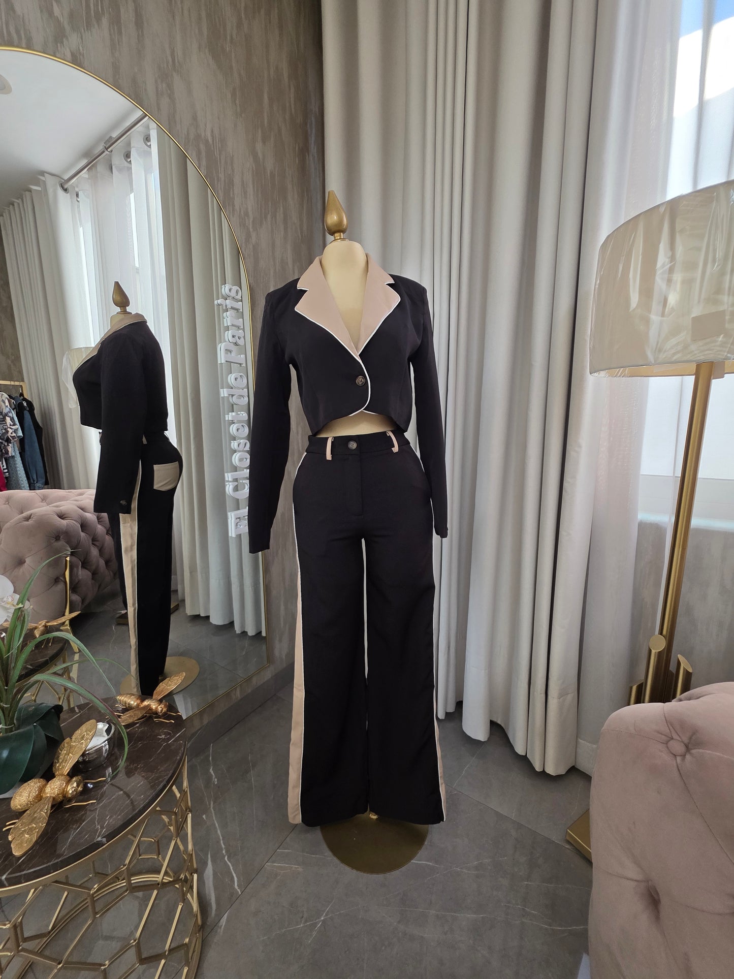 Conjunto negro con detalles beige saco sastre corto