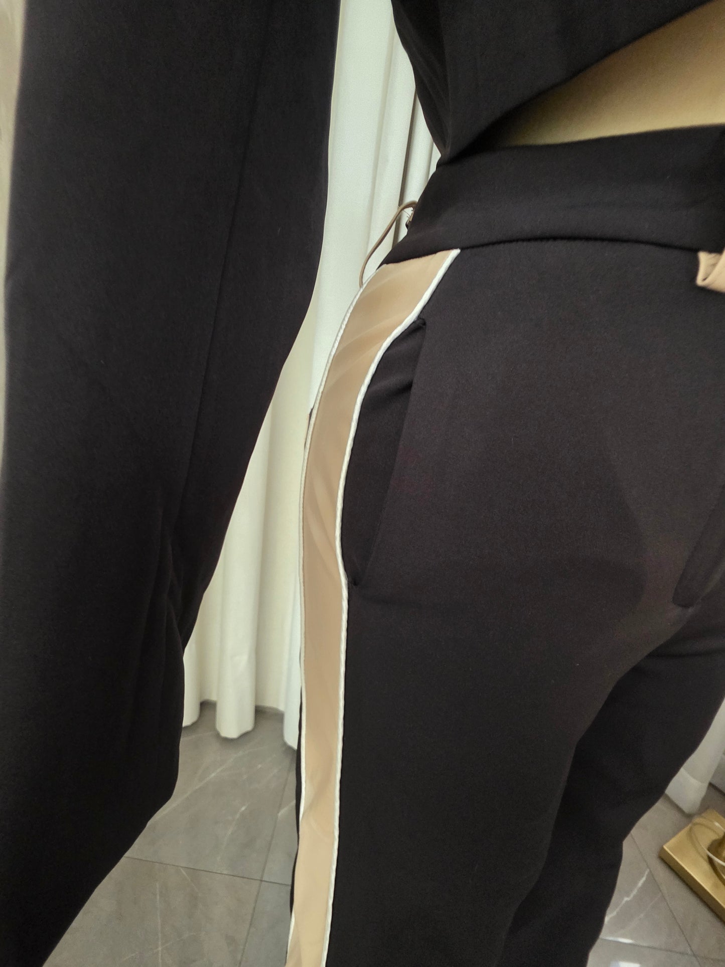 Conjunto negro con detalles beige saco sastre corto