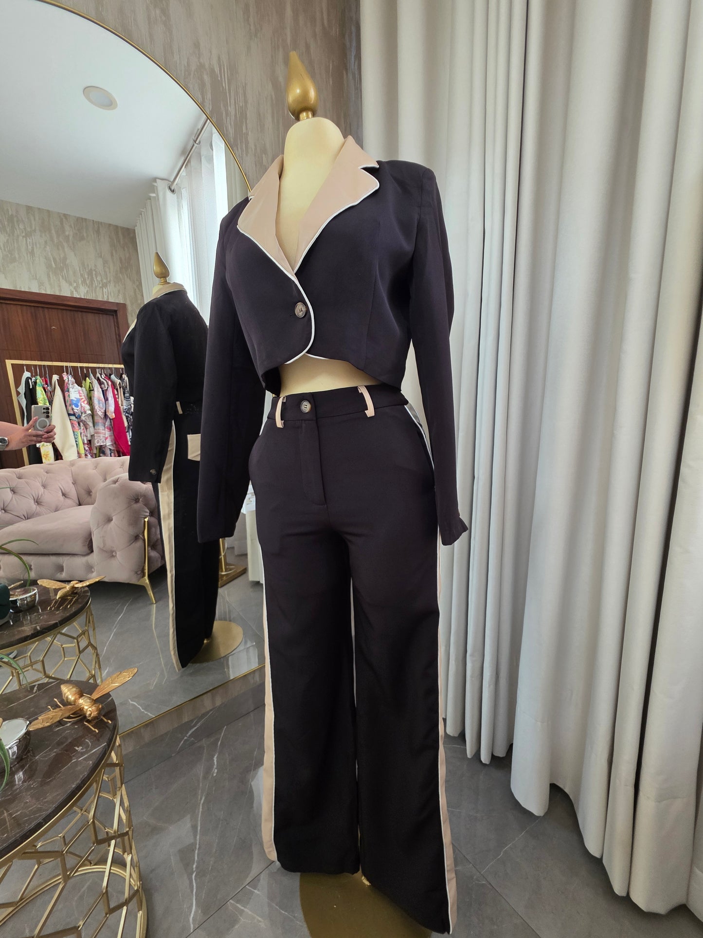 Conjunto negro con detalles beige saco sastre corto