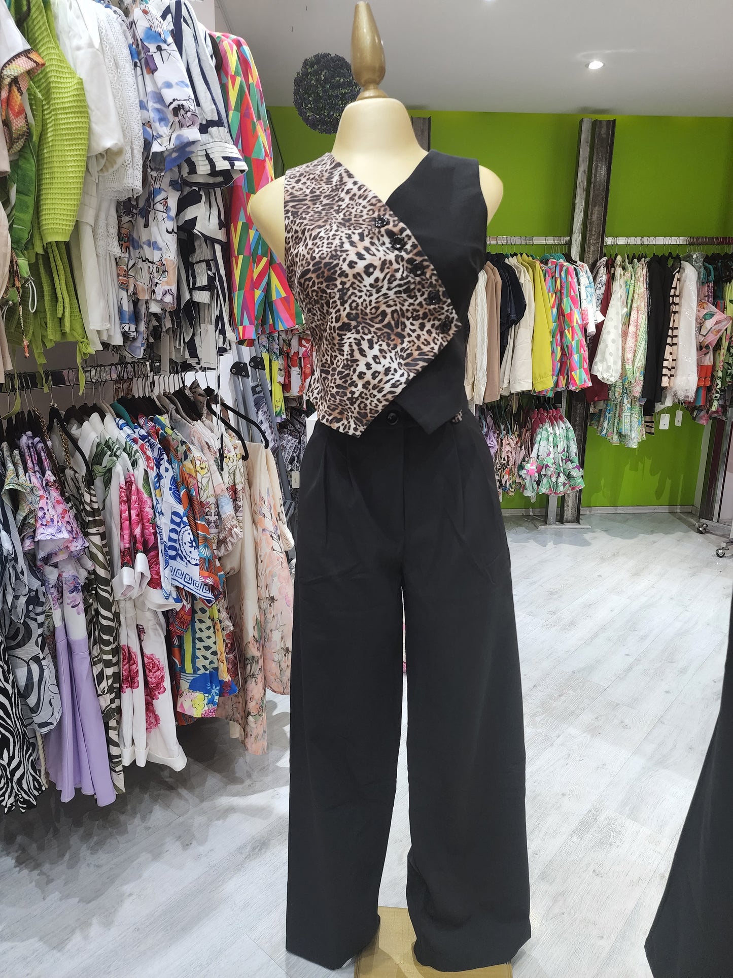 Conjunto 2 piezas chaleco y pantalón leopardo