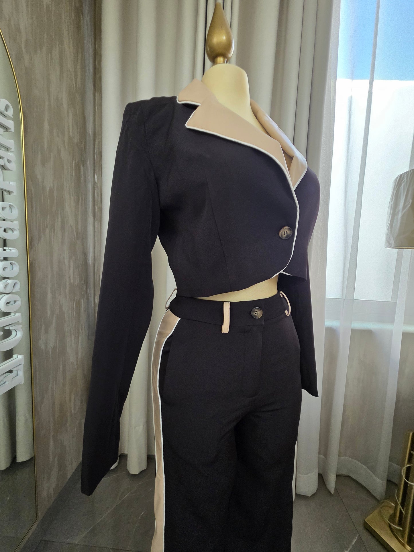 Conjunto negro con detalles beige saco sastre corto